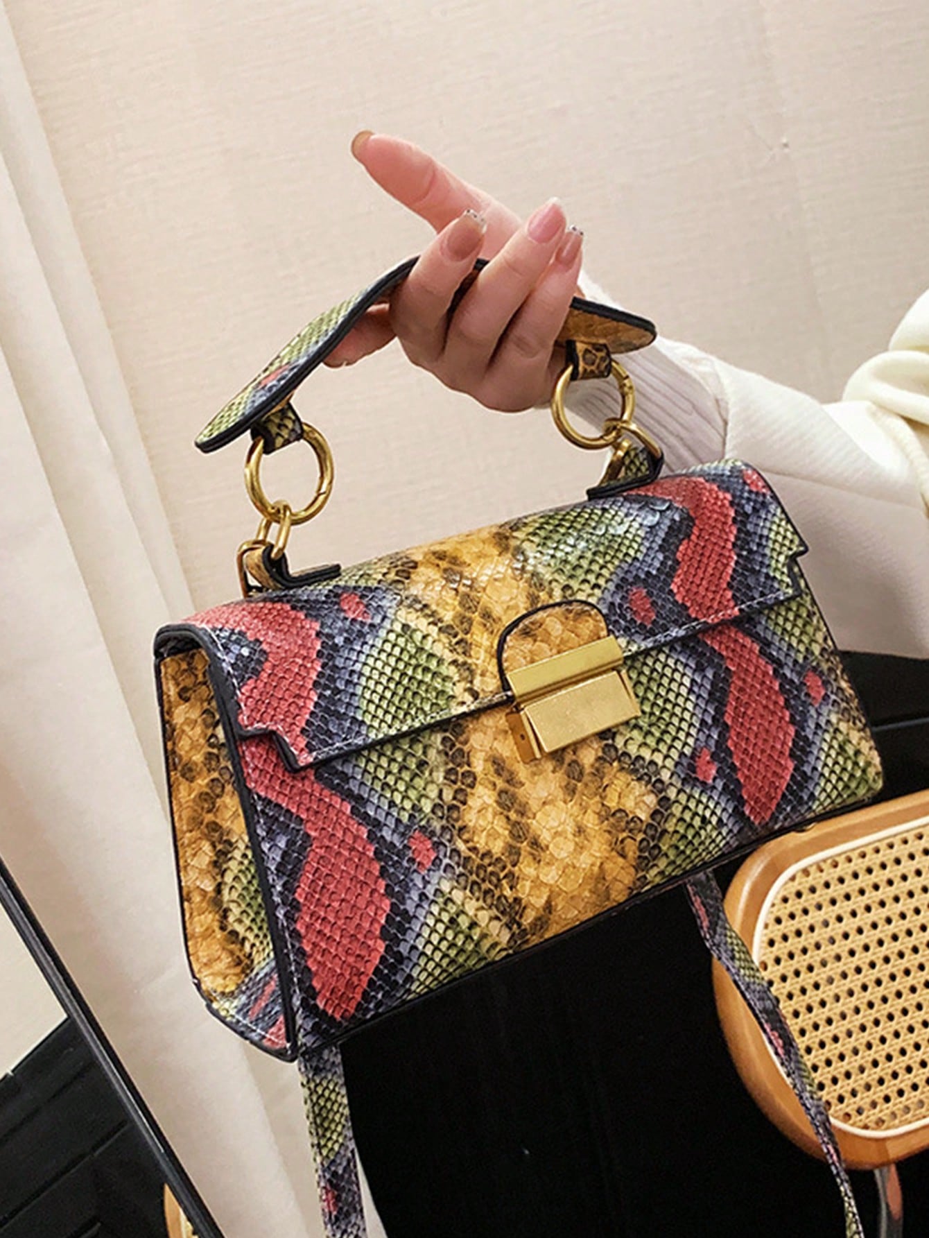 ดีไซน์ลายหนังงูสุดหรู ทันสมัย  - Interior Design High End บทวิจารณ์และราคา