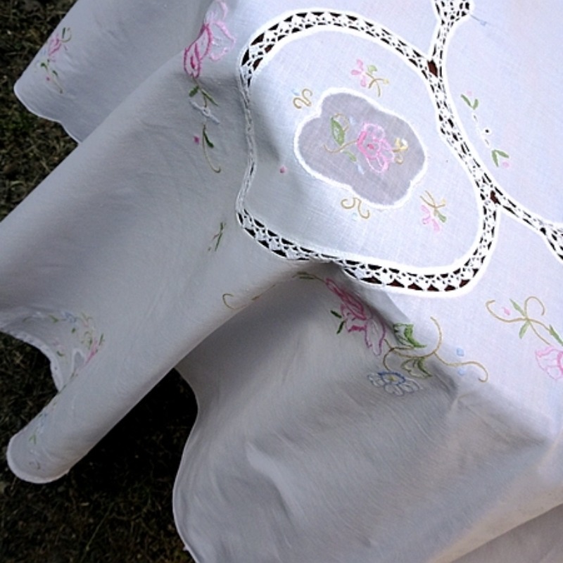 ผ้าปูโต๊ะลายดอกไม้ปักด้วยมือจา - Table Runner บทวิจารณ์และราคา